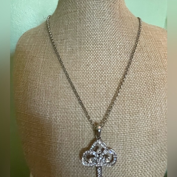 Elegant Silver Key Pendant Necklace - Picture 6 of 7
